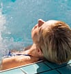 Camping Les Mouettes - Bien être - Femme se relaxant dans les bains bouillonnants de l’espace de balnéothérapie