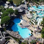 Camping les Tournels : Vue aérienne de l'espace aquatique et du camping -