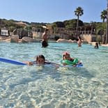 Camping les Tournels : enfants dans la piscine