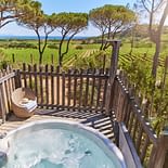 Camping les Tournels : Hébergement Premium avec spa et vue sur les vignes