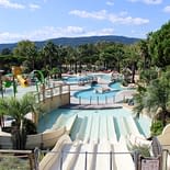 Camping les Tournels : Espace aquatique - Vue des toboggans et des piscines