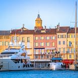 Camping les Tournels : Glamour en bandoulière à Saint-Tropez - Maisons en bord de mer et vue de l'eglise