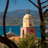 Campeggio Les Tournels: Il glamour di Saint Tropez - Vista della chiesa Notre-Dame de L’assomption