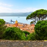 Campeggio Les Tournels: Il glamour di Saint Tropez - Vista della chiesa e del porto