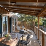 Camping les Tournels : Cottage Calypso - Terrasse et cuisine