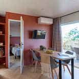 Camping Les Tournels: Cottage Chênes Lièges - Salón y habitación