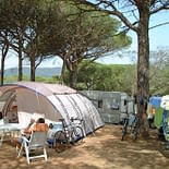 Camping Les Tournels: Staanplaats Grand confort - Staanplaats voor tenten en campers