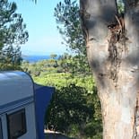 Camping les Tournels : Emplacement Grand confort - Vue de la mer depuis les emplacements