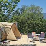 Camping les Tournels : Emplacement Grand confort - Grand emplacement avec vie sur le paysage