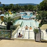 Campeggio Les Tournels: Parco acquatico - Vista degli scivoli e delle piscine