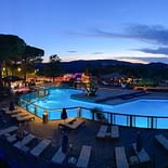 Camping les Tournels : Espace aquatique - Vue de la piscine la nuit