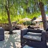 Campeggio Les Tournels: Ristorazione - Terrazza del bar sotto gli alberi