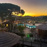 Campeggio Les Tournels: Servizi - Vista delle capanne e del parco acquatico al tramonto