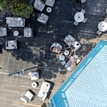 Camping Les Tournels: Restaurant - Terras van de bar onder de bomen