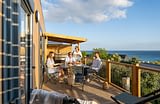 Les Terrasses de Kersiny - Camping vue mer Bretagne - Terrasse d'un logement premium avec vue mer