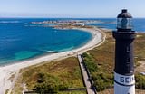 Les Terrasses de Kersiny - Journée sur l'île de Sein - Vue du phare de Sein et de la plage