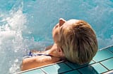 Camping Les Mouettes - Bien être - Femme se relaxant dans les bains bouillonnants de l’espace de balnéothérapie