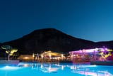 Camping La Plage Fleurie - Animations et soirées - Vue de nuit de la piscine et du restaurant \"Une Table au Sud\"