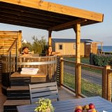 Les Terrasses de Kersiny - Le camping et les services - Terrasse d'un logement avec spa privatif