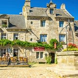 Les Terrasses de Kersiny - Cité médiévale de Locronan - Maisons en pierre et fontaine