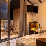Les Terrasses de Kersiny - Le concept Azur Premium - Atmosphère chaleureuse autour d'un poêle à vapeur