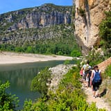 Ardèche - Groupe de randonneurs dans les Gorges de l\'Ardèche, France