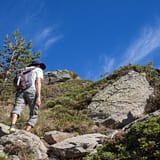 Ardèche - Mont Gerbier de Jonc - Touriste randonneuse escaladant le Mont Gerbier de Joncs en Ardèche