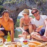 Ard&egrave;che - Picknick voor de boog van Pont d\'Arc