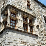 Ardèche - Ruoms - Gros plan sur un détail architectural