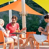 Camping La Plage Fleurie - Bar et restauration - Amis à la terrasse du River Bar