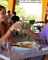 Camping Arc en Ciel - Bar and restaurant - Couple drinking a cocktail