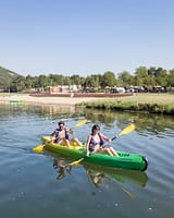 Camping La Plage Fleurie - Activités - Couple qui fait du canoë sur l\'Ardèche