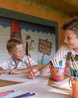 Camping La Plage Fleurie - Club enfants - Enfants qui font du coloriage