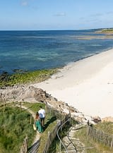 Les Terrasses de Kersiny - Der weiße Sandstrand - Blick auf den Weg, der zum Strand führt