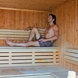 Camping Les Mouettes - Wellness - Man die in een sauna ligt