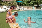 Camping Arc en Ciel - Espace aquatique - M&egrave;re et ses deux enfants au bord de la piscine