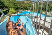 Camping Arc en Ciel - Espace aquatique - enfants sur le toboggan aquatique