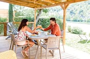 La Plage Fleurie campsite - Holiday rentals - Cottage Sirius Premium - 6 people - 3 bedrooms - Couple eating breakfast on the terrace 
