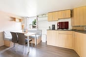 La Plage Fleurie campsite - Rentals - Alizé Cottage - 4 persons - 2 bedrooms - Living area - Kitchen