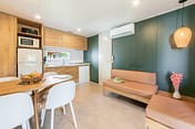Plage Fleurie campsite - Holiday rentals - Calys Cottage - 4 people - 2 bedrooms - Living area - Kitchen