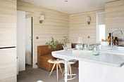 Plage Fleurie campsite - Rentals - Key West Premium Cottage - 4 persons - 2 bedrooms - Living area - Kitchen