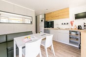 Plage Fleurie campsite - Holiday rentals - Livia Premium Cottage - 4 persons - 2 bedrooms - Living area - Kitchen