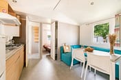 La Plage Fleurie campsite - Rentals - Moorea Cottage - 4 persons - 2 bedrooms - Living area - Kitchen