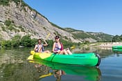 Camping La Plage Fleurie - Activités - Couple qui fait du canoë sur l\'Ardèche