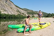 Camping La Plage Fleurie - Activité - Couple sur la plage se préparant à faire du canoë