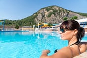 Plage Fleurie campsite - Water park - Woman relaxing in the swimming pool
