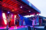 Camping La Plage Fleurie - Kind danst op het podium met Yellito en Yellita