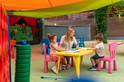 Camping La Plage Fleurie - Club enfants - Enfants qui font du coloriage