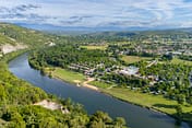 Camping La Plage Fleurie - Vue aérienne du camping et de l\'Ardèche