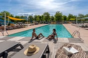 La Plage Fleurie campsite - Water park - Couple by the swimming pool